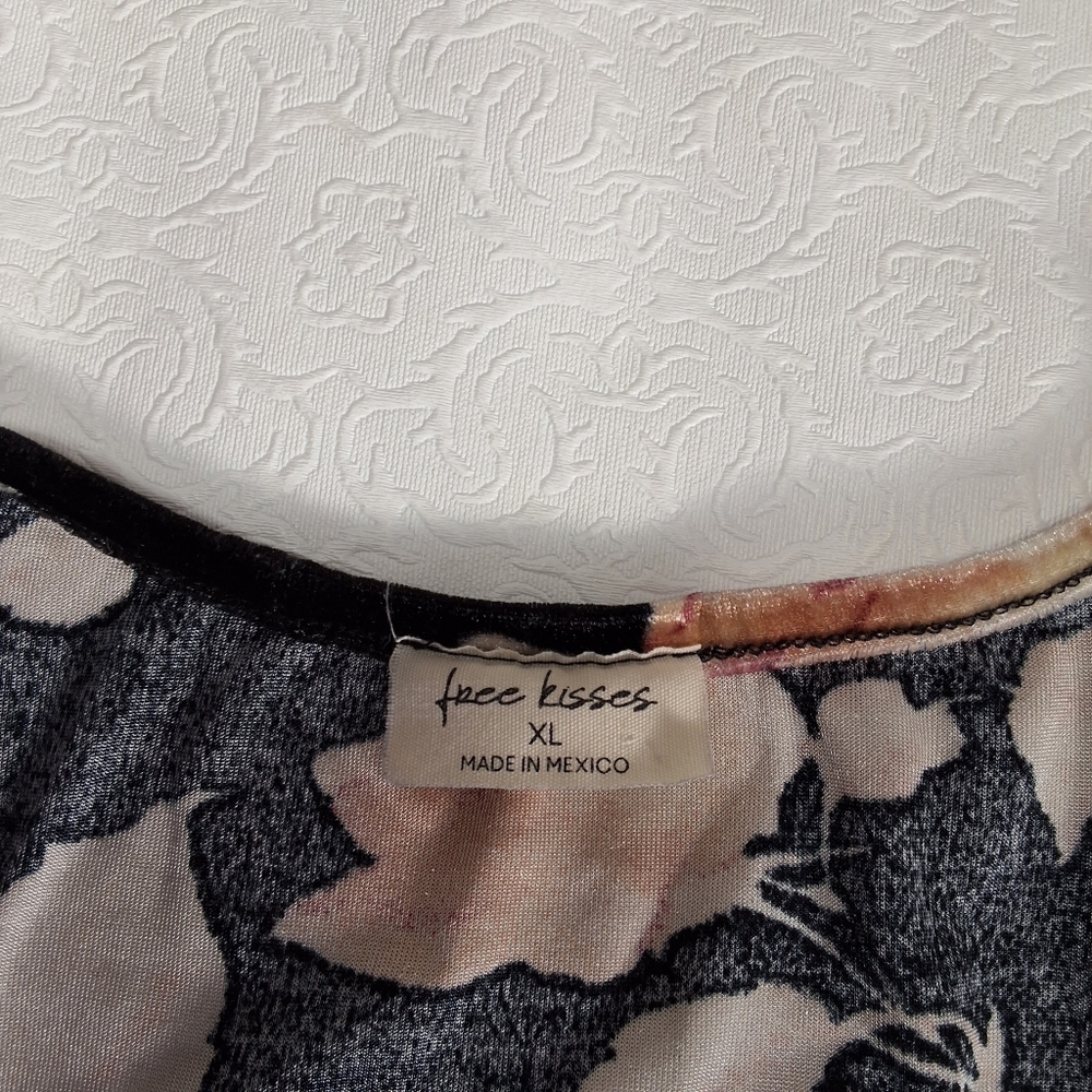 Free Kisses Tank Top Blouse Size XL - Picture 6 of 6